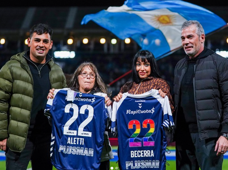 A María Becerra le regalaron una camiseta del Lobo con el número 22 y le entregaron el carnet de socia honoraria