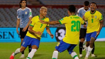 Brasil dio el golpe en el Centenario y venció 2 a 0 a Uruguay. Brasil dio el golpe en el Centenario y venció 2 a 0 a Uruguay.