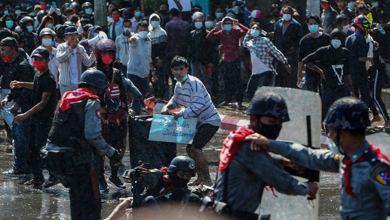 Caos en Myanmar: matan a tiros a dos manifestantes