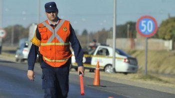 policia murio al ser atropellado cuando colocaba conos de senalizacion