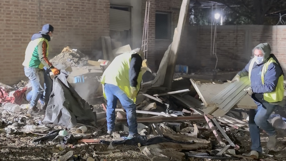 Continúa el operativo en el edificio de Sargento Cabral.