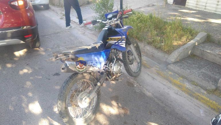 Motociclista no vio que un auto frenó y se lo llevó puesto