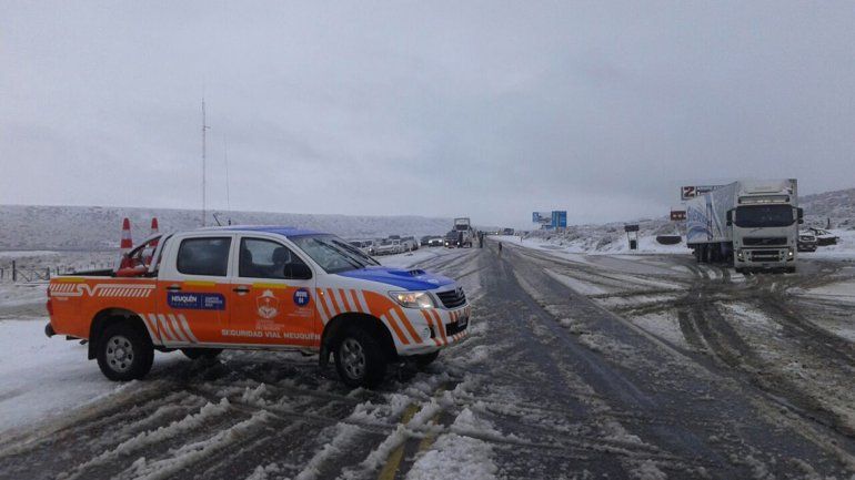 La llegada de la nieve se hace notar en las rutas cordilleranas. Para circular