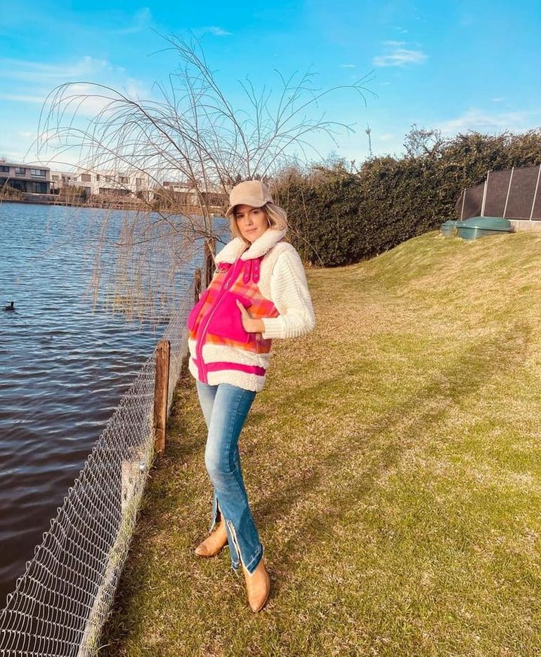 La bajada al lago está protegida para mayor seguridad de sus hijas, Mila y Cala. La bajada al lago está protegida para mayor seguridad de sus hijas, Mila y Cala.