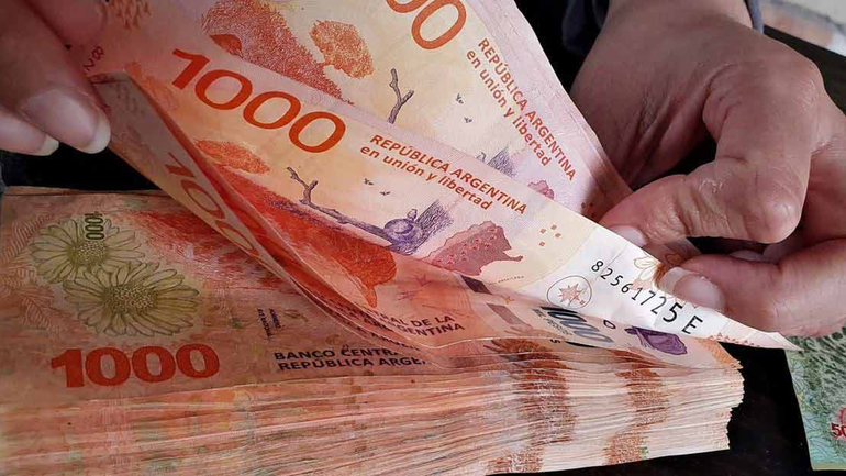 Mañana cobran los estatales de Río Negro una suma extraordinaria fijada en paritarias. Mañana cobran los estatales de Río Negro una suma extraordinaria fijada en paritarias.