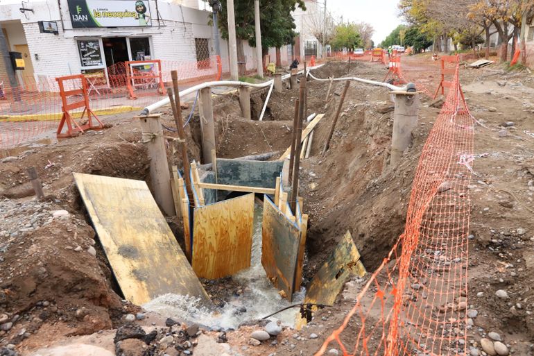 Se fisuró un caño de agua en la red cloacal en la calle Copahue: ¿Qué dijo el EPAS?