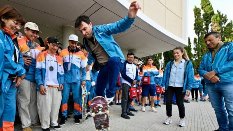 Ignacio Nacho Torres (36) hizo un ollie con el skate en un encuentro con los chicos que representaron a Chubut en los Juegos Evita 2024. 