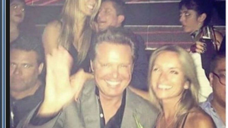 El cantante fue filmado junto a su novia mientras bailaba.