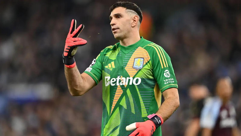 El histórico de Inglaterra que propuso que el Chelsea compre al Dibu Martínez.