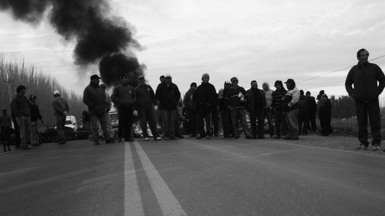 Desocupados bloquearo la Ruta 22 en Plaza Huincul