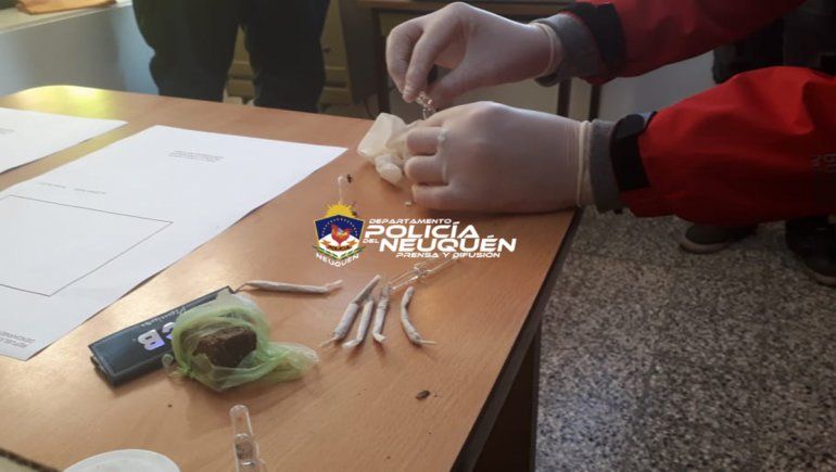 La Policía de Aluminé demoró a un joven con una importante cantidad de marihuana.&nbsp;
