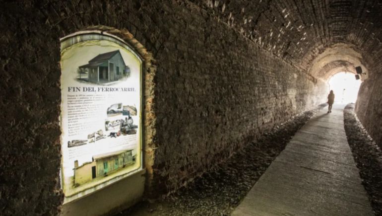 El túnel de un tren Patagónico que tiene más de un siglo y hoy usan los chicos para ir a la escuela.