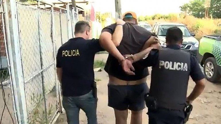 La policía lo siguió bastante tiempo y hasta filmó un video en el que se ve cómo el delincuente realizaba sus transacciones en una villa de Hurlingham. Le secuestraron cocaína y marihuana.