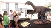 Los dinosaurios dicen presente en la Fiesta de la Confluencia 2025 / Foto