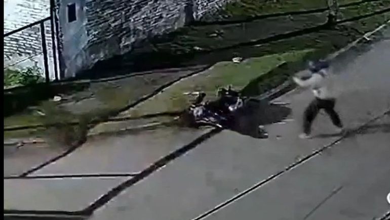 La secuencia protagonizada por el policía bonaerense quedó registrada por cámaras de seguridad de la zona.
