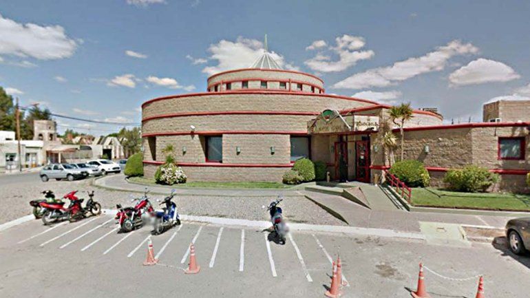 Lo echaron tras denunciar amenazas de un vecino