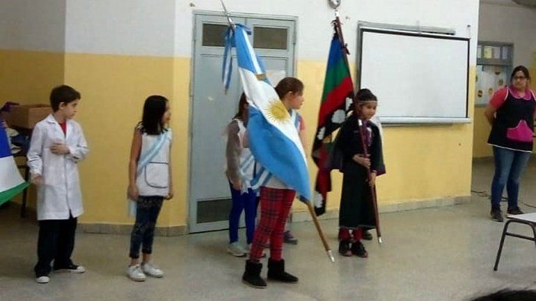 Por pedido de una alumna incluyen una bandera mapuche en acto escolar en Cipolletti