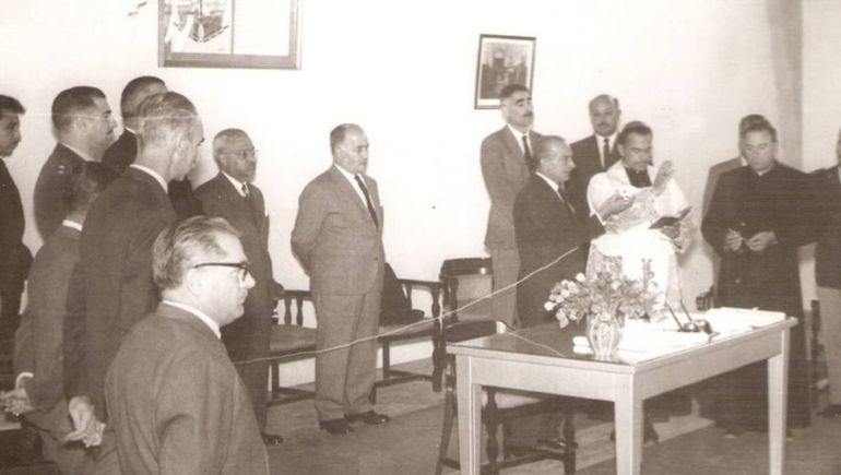 Bendición de la primera escuela provincial, la N° 201, junto al gobernador Alfredo Asmar, Padre Gregui, y autoridades de la provincia. Libro Histórico escuela 201.