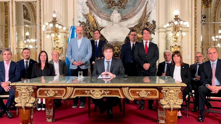 Milei durante su cadena nacional. Detrás