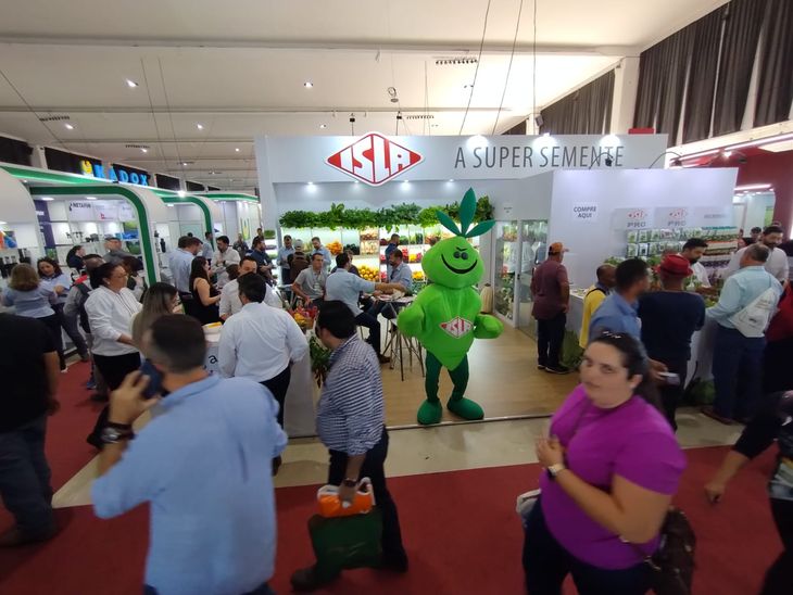 La feria se ha ido expandiendo y cada vez son más los especialistas del área hortícola y de floricultura que participan. La feria se ha ido expandiendo y cada vez son más los especialistas del área hortícola y de floricultura que participan.