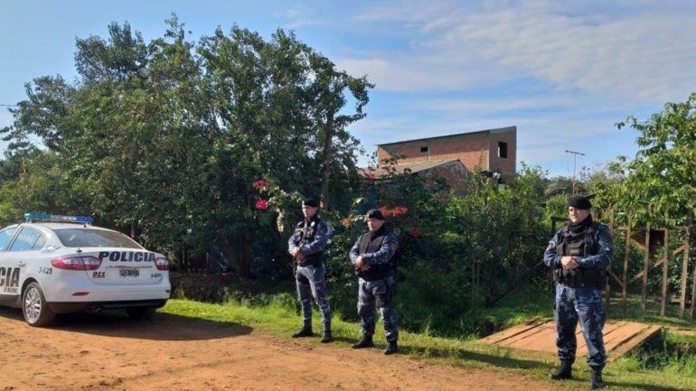 Los invitó a comer chocolates y los atacó a machetazos