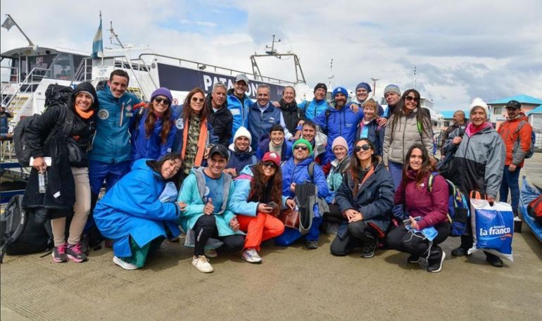 Organizadores y algunos de los nadadores que participaron de la aventura en las aguas del Canal de Beagle. Organizadores y algunos de los nadadores que participaron de la aventura en las aguas del Canal de Beagle. 