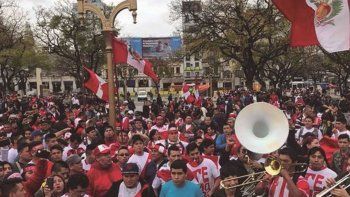 Banderazo peruano en Plaza Miserere. Banderazo peruano en Plaza Miserere.