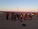 Superficieros y puesteros realizan un corte en un camino de Vaca Muerta, cerca de Sierra Barrosa. Foto: X, @chechealumine
