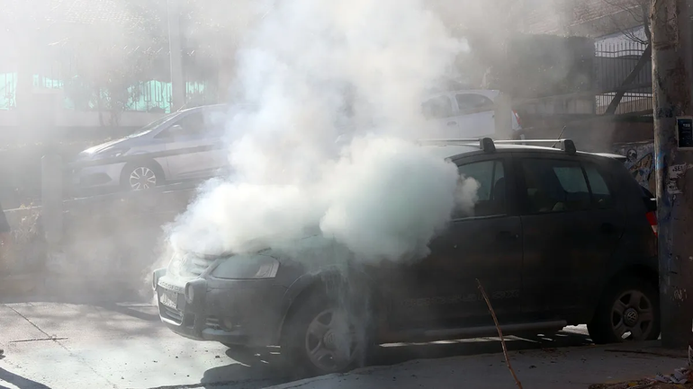 El vehículo Volkswagen Suran se incendió cuando el dueño quiso darle marcha.