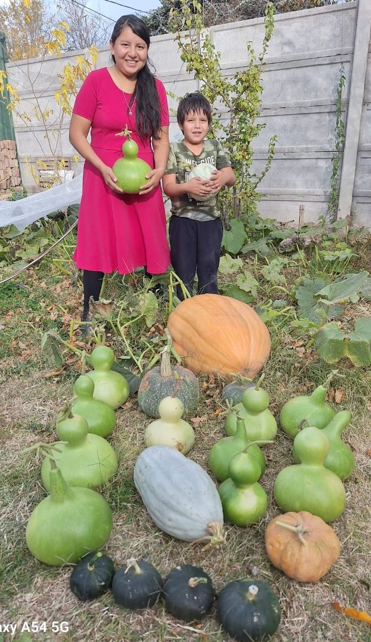 Norma Martínez, orgullosa de su producción en el Barrio Don Bosco. Foto: Proda. Norma Martínez, orgullosa de su producción en el Barrio Don Bosco. Foto: Proda.