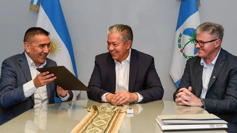Figueroa y los intendentes firmaron el convenio para la nueva planta.