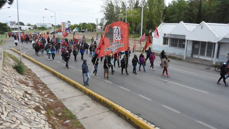 Jueves caótico en Neuquén: cortes en los puentes y acampe en la ciudad
