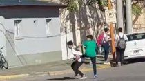 violenta pelea de alumnos en la esquina de un colegio privado