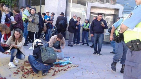 Desalojaron a un vendedor de frutillas: ¿Qué dijo la Muni?
