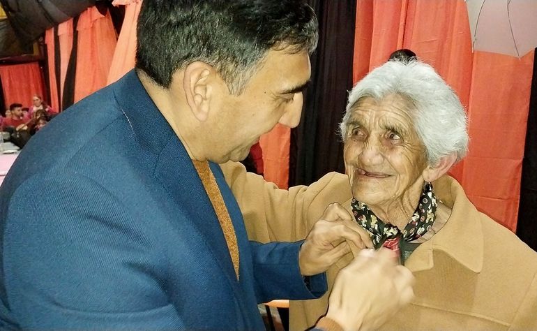 Vicente Godoy junto a Alba Rosa Cofré, la cantora emblema del norte neuquino. Vicente Godoy junto a Alba Rosa Cofré, la cantora emblema del norte neuquino.