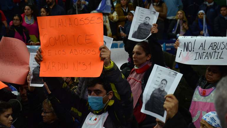 Padres del Jardín 31 llevaron su reclamo al acto azul del Ruca Che