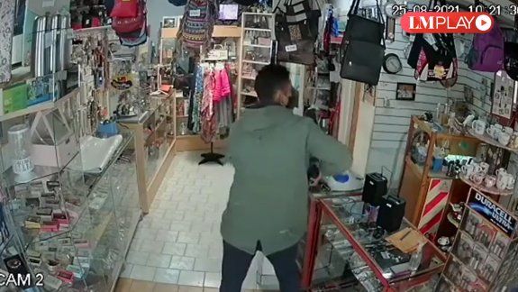 Distrajo a una comerciante para robarle el celular