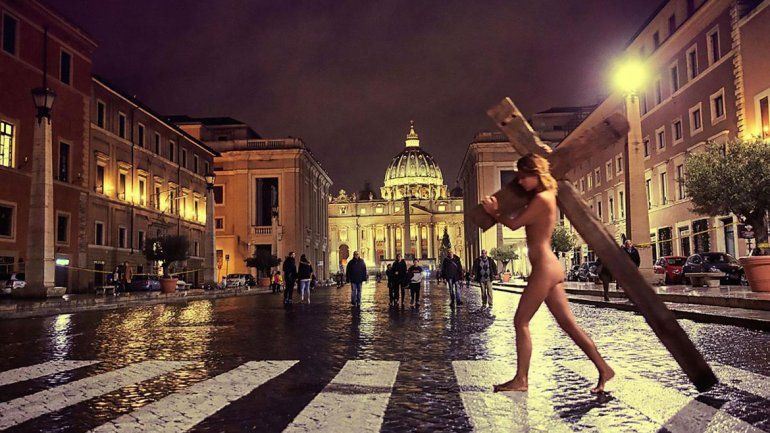 Chica Playboy posó desnuda en pleno Vaticano