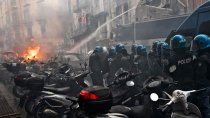 brutal enfrentamiento de hinchas con la policia