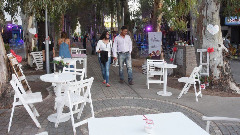 Nuevos comercios del centro neuquino participaron de la oferta gastronómica en la peatonal de la diagonal 9 de Julio.