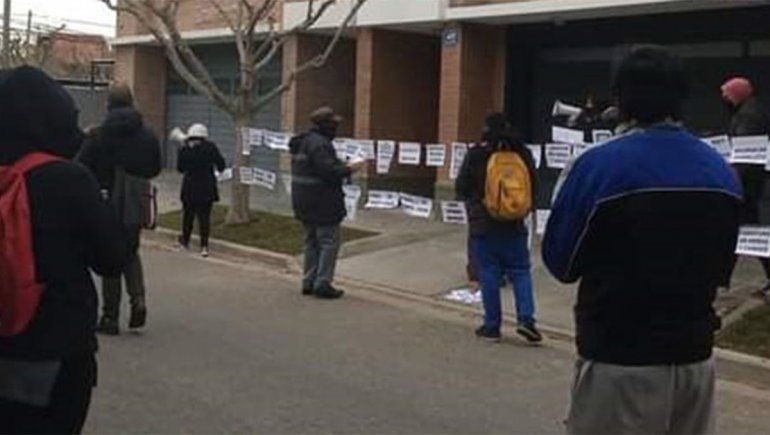 Repudian escrache de un sector de ATEN a Storioni en su casa