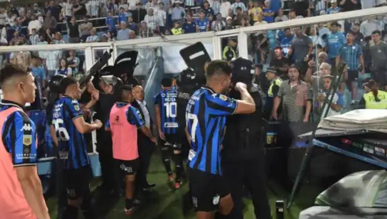 Leandro Díaz se enojó con un hincha que lo insultaba, lo invitó a pelear y casi lo va a buscar a la tribuna