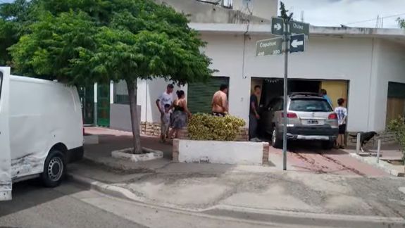 ¡Insólito! Casi la atropellan adentro de su casa