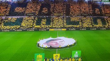 emotivo homenaje de los hinchas del nantes a sala emotivo homenaje de los hinchas del nantes a sala