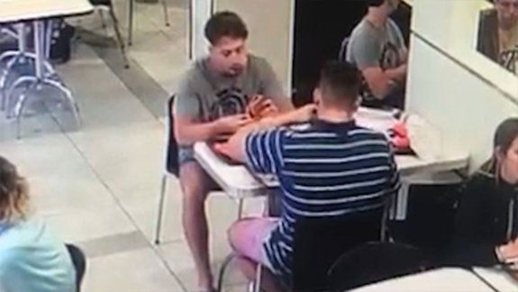 Los rugbiers M&aacute;ximo Thomsen y Lucas Pertossi comen en un local de comidas r&aacute;pidas, tras matar a Fernando B&aacute;ez Sosa.&nbsp;