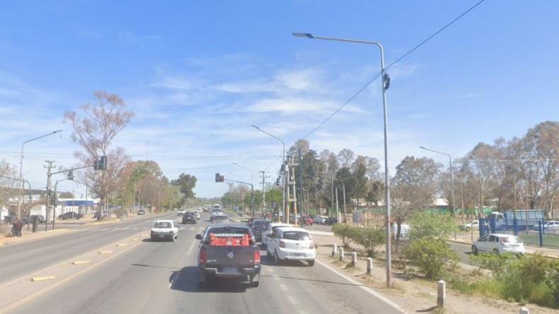 Choque en cadena de cinco vehículos en la ex Ruta 22 frente a la terminal: caos de tránsito | LM Neuquen Choque en cadena de cinco vehículos en la ex Ruta 22 frente a la terminal: caos de tránsito