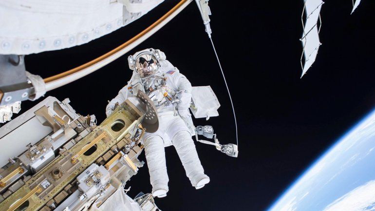Scott Kelly en una caminata espacial. A la derecha aparece en primer plano durante un almuerzo.