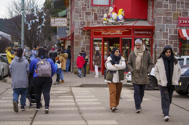 Un paseo por el centro de San Martín de los Andes y la obligada escala por las chocolaterías. Un paseo por el centro de San Martín de los Andes y la obligada escala por las chocolaterías.