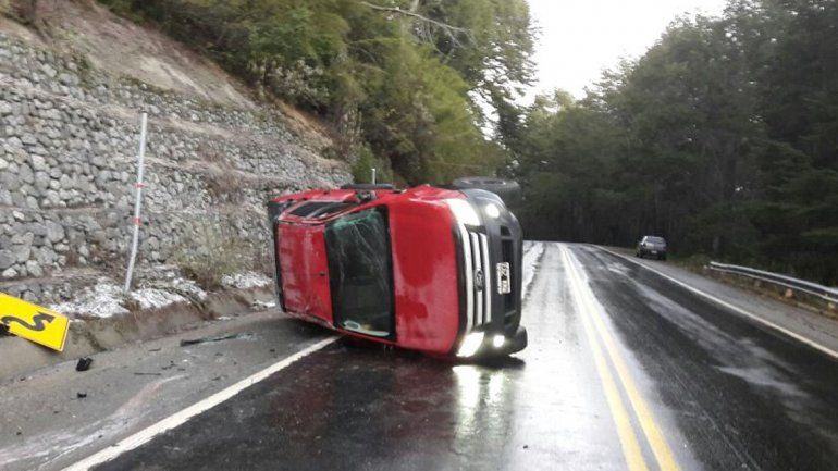 Una joven herida tras volcar camino al paso Samoré