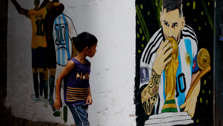 Un niño observa un mural de Messi en Dhaka Bangladesh. Foto: Reuters.